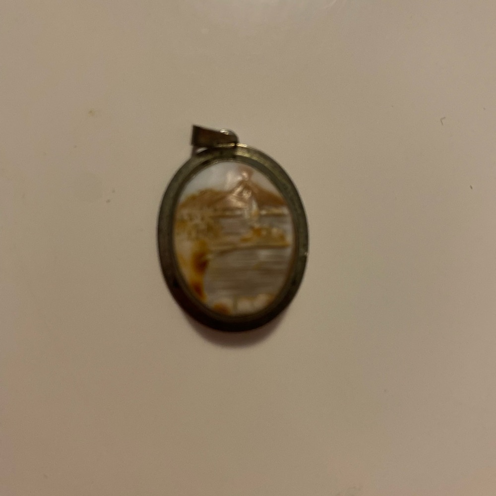 SMALL VINTAGE CARVED SHELL CAMEO PENDANT - Picture 2 of 4